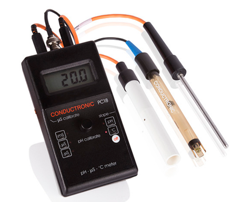 Medidor portátil de pH, conductividad y temperatura.